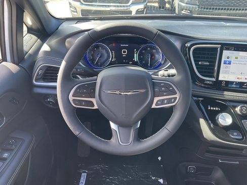 New 2026 Chrysler Pacifica Select image 11