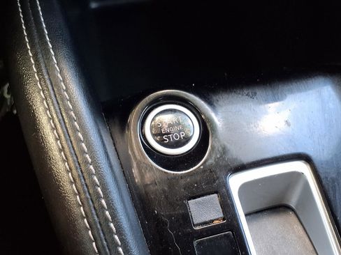 Used 2018 Nissan Kicks SR image 11