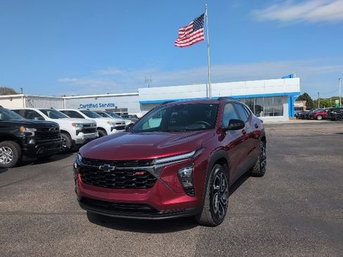 Used 2025 Chevrolet Trax RS FWD image 1