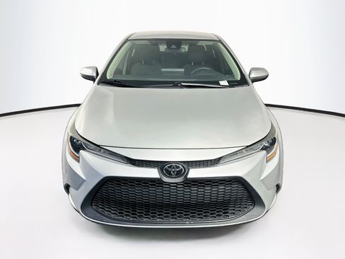 Used 2022 Toyota Corolla LE FWD image 2
