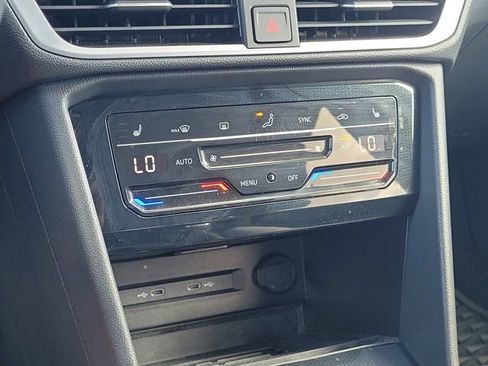 Certified 2025 Volkswagen Taos SE FWD image 25
