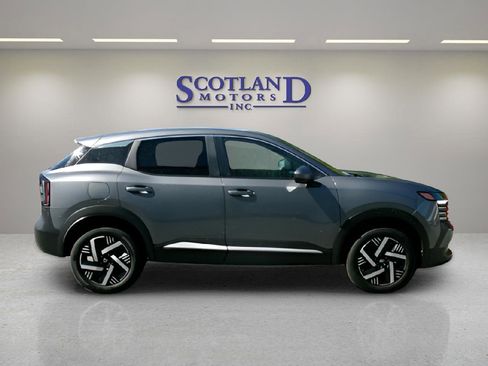 Used 2025 Nissan Kicks SV image 5