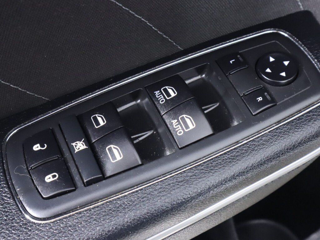 Used 2019 Dodge Charger SXT RWD image 25