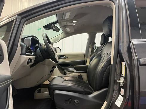 Used 2023 Chrysler Pacifica Touring-L FWD image 12