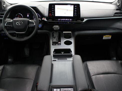 Used 2024 Toyota Sienna XLE Woodland Edition AWD/4WD image 32