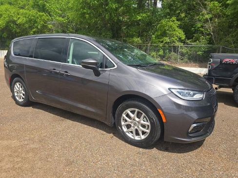 Used 2023 Chrysler Pacifica Touring-L image 3