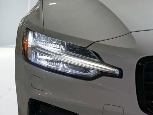 Used 2022 Volvo S60 B5 Momentum w/ Premium Package FWD image 9