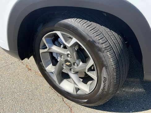 Used 2025 Chevrolet Trax LT w/ LPO, Blackout Package FWD image 8