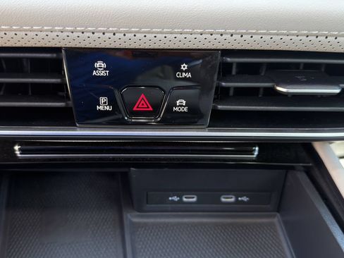 Used 2024 Volkswagen Atlas SE w/ Panoramic Sunroof Package FWD image 32