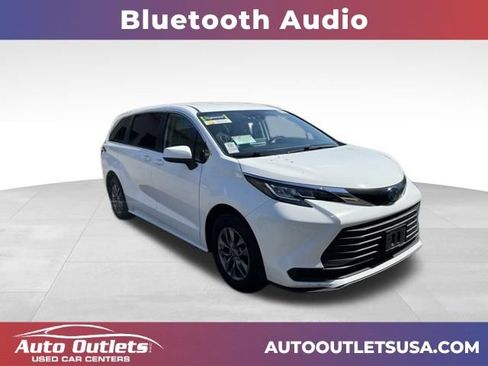 Used 2023 Toyota Sienna LE image 1