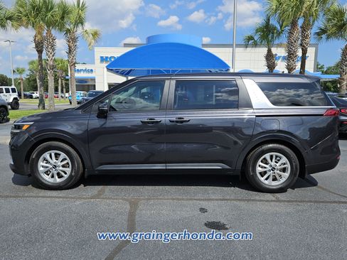 Used 2023 Kia Carnival LX FWD image 2