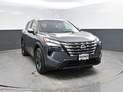 Used 2025 Nissan Rogue SV image 3