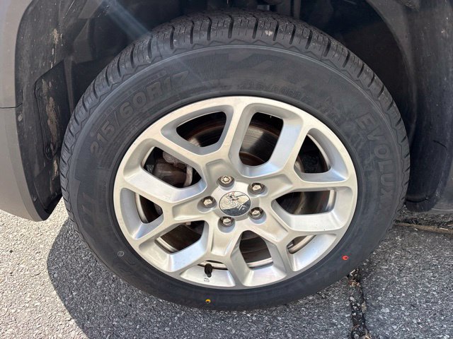 Used 2018 Jeep Renegade Latitude FWD image 22