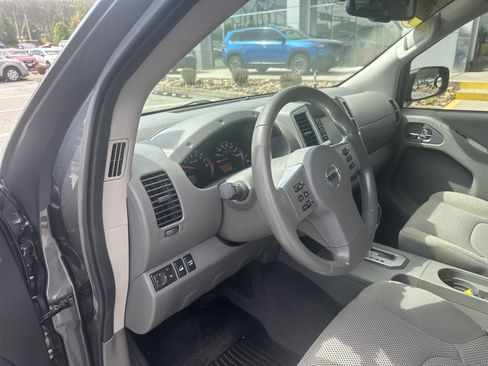 Used 2021 Nissan Frontier SV w/ Midnight Edition Floor Mats AWD/4WD image 17