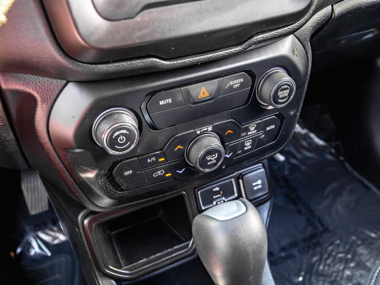 Used 2020 Jeep Renegade Altitude FWD image 16