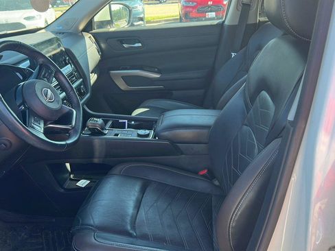 Used 2023 Nissan Pathfinder Platinum w/ Cargo Package AWD/4WD image 9