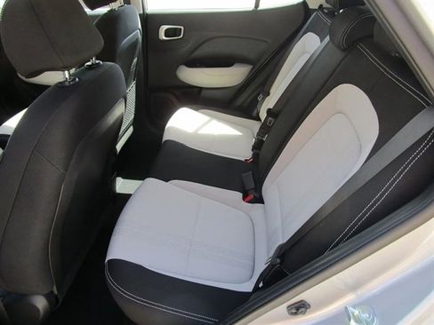Used 2025 Hyundai Venue SEL FWD image 12