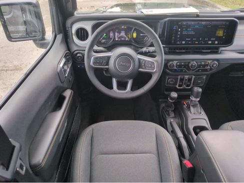 Used 2025 Jeep Wrangler Unlimited Sahara w/ Safety Group AWD/4WD image 17