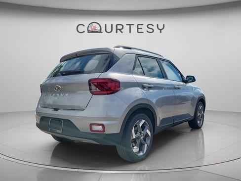 Used 2025 Hyundai Venue SEL FWD image 6