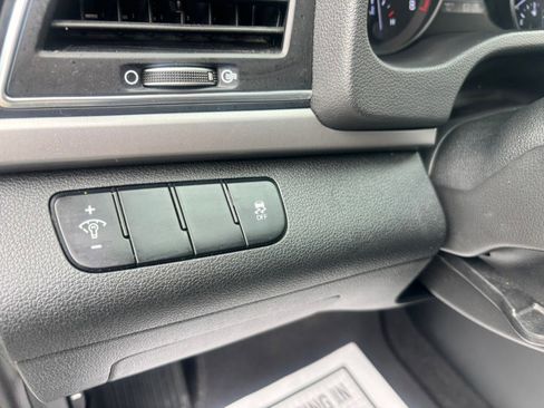 Used 2018 Hyundai Elantra SE FWD image 35