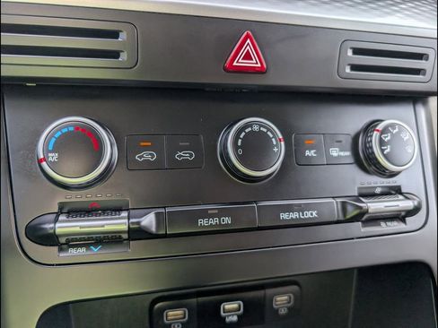 Used 2024 Kia Carnival LX FWD image 18