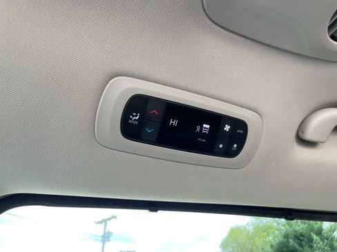 Used 2023 Chrysler Pacifica Touring-L FWD image 44