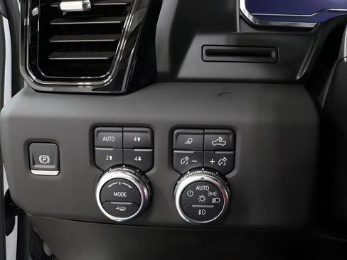 Used 2025 GMC Sierra 1500 AT4 w/ AT4 Premium Package AWD/4WD image 20