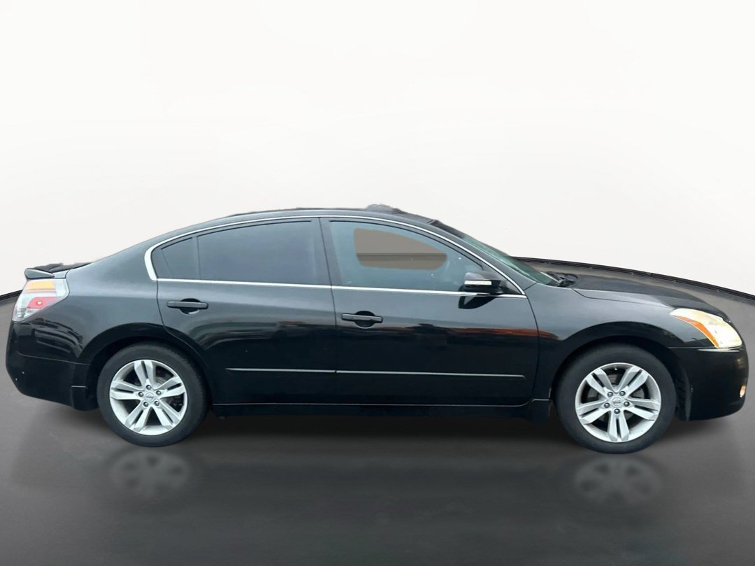 Used 2012 Nissan Altima 3.5 SR w/ Sport Pkg FWD image 2