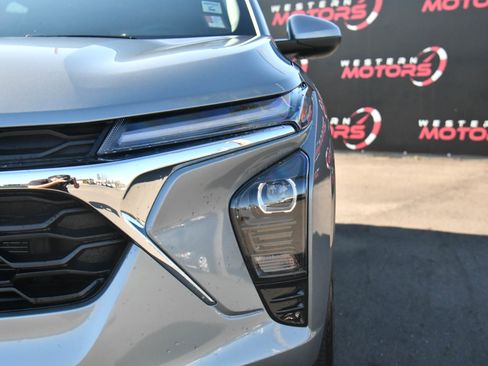 Used 2025 Chevrolet Trax LT w/ LT Convenience Package image 11