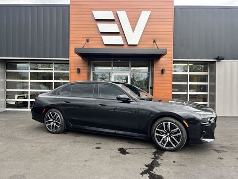 Used 2023 BMW i7 xDrive60 w/ Parking Assistance Package image 1