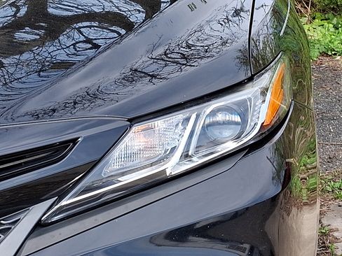 Used 2018 Toyota Camry SE w/ Moonroof Package image 4