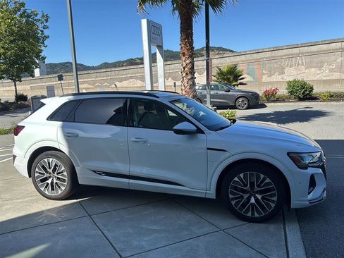 Used 2024 Audi Q8 e-tron Prestige w/ Prestige Package image 5