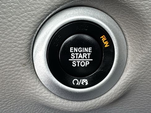 Used 2023 Chrysler Pacifica Limited image 22