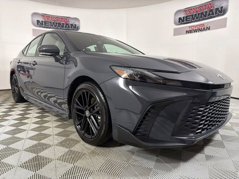 Used 2025 Toyota Camry SE image 1