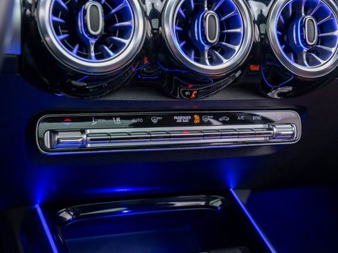 Used 2023 Mercedes-Benz GLB 250 4MATIC image 25