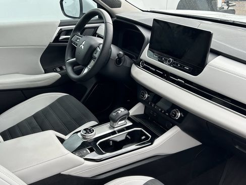 Used 2025 Mitsubishi Outlander SE FWD image 7