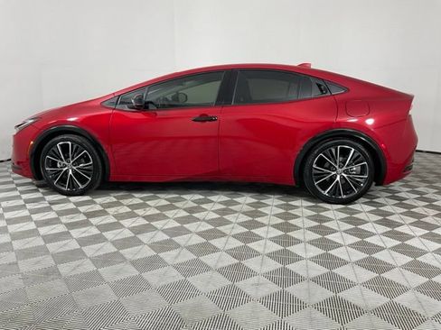 Used 2025 Toyota Prius XLE FWD image 3