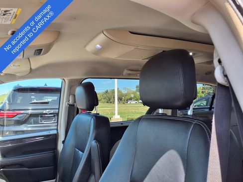 Used 2016 Chrysler Town & Country Touring w/ Driver Convenience Group FWD image 17