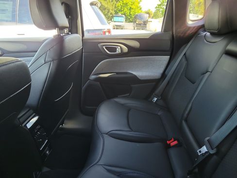 Used 2025 Jeep Compass Latitude AWD/4WD image 6