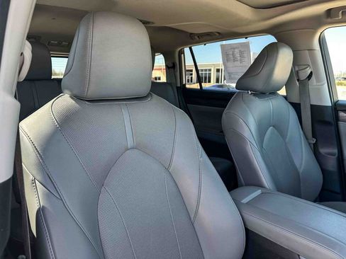 Used 2021 Toyota Highlander Limited image 25