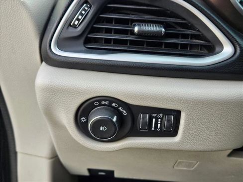 Used 2017 Chrysler Pacifica Touring-L w/ Tire & Wheel Group image 11