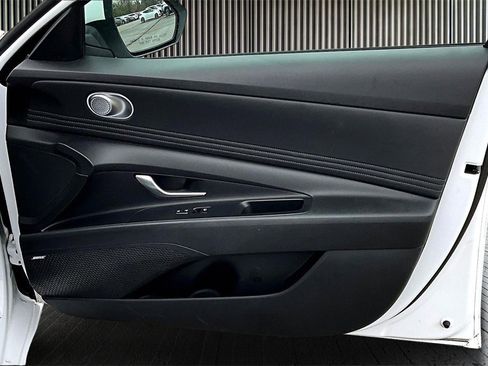 Used 2021 Hyundai Elantra Limited image 24