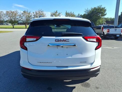 Used 2023 GMC Terrain SLE w/ Driver Convenience Package image 3