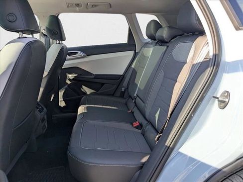 New 2025 Volkswagen Taos SE image 17