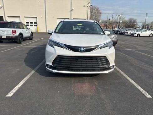 Used 2025 Toyota Sienna XLE w/ XLE Plus Package image 5