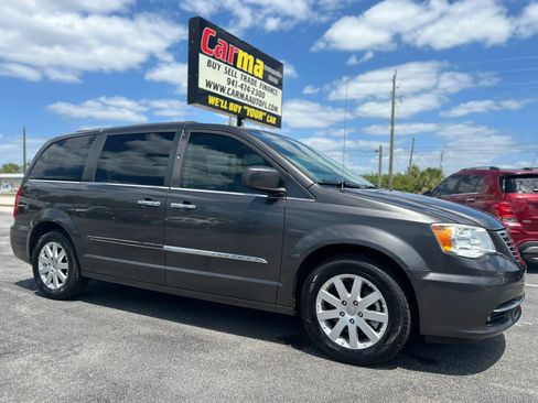 Used 2014 Chrysler Town & Country Touring w/ Driver Convenience Group FWD image 5