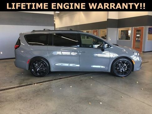 Certified 2025 Chrysler Pacifica Limited FWD image 9