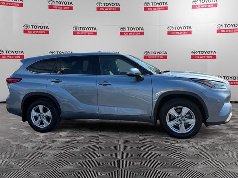 Used 2020 Toyota Highlander LE AWD/4WD image 4