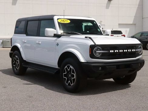 Used 2025 Ford Bronco Outer Banks AWD/4WD image 3