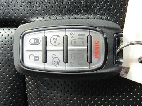 Used 2025 Chrysler Pacifica Limited FWD image 45